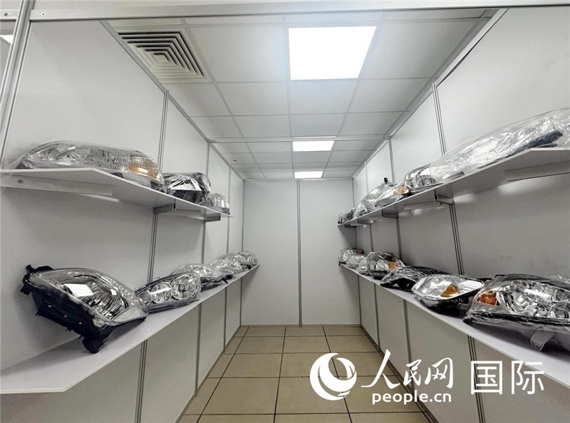 在位于莫斯科格林伍德國(guó)際貿(mào)易中心的浙江寧波優(yōu)質(zhì)商品展銷中心內(nèi)，展示著來自浙江寧波慈溪市的汽車配件樣品。人民網(wǎng)記者 申佳平攝