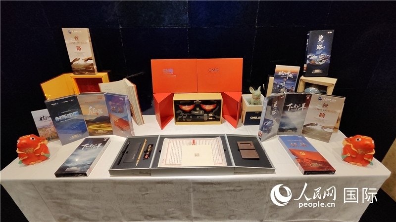 中央廣播電視總臺(tái)精品節(jié)目及文創(chuàng)產(chǎn)品展臺(tái)。人民網(wǎng) 蔣曉辰攝