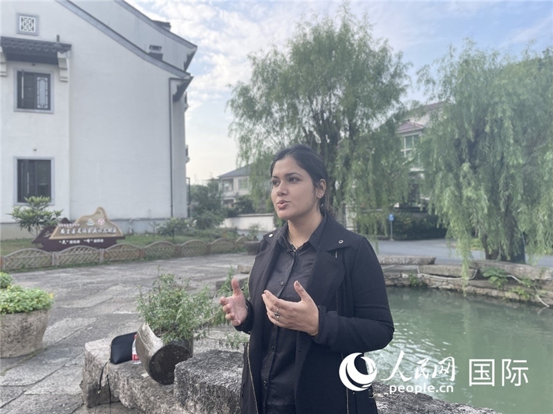 孟加拉國Channel 24電視頻道主持人伊斯拉特·阿敏在安吉接受記者采訪。人民網(wǎng)記者 張榮攝