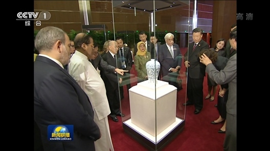 2019年5月15日，中外領(lǐng)導(dǎo)人共同參觀“大美亞細(xì)亞——亞洲文明展”。（視頻截圖）