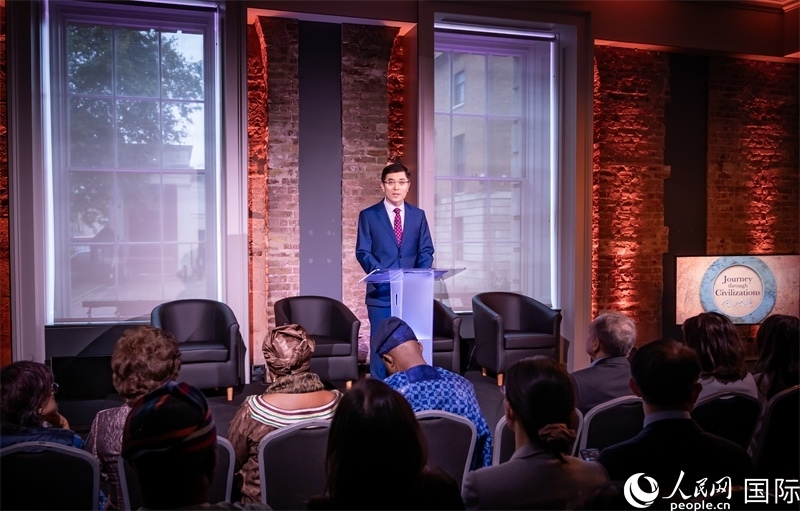 中國駐英國使館臨時代辦楊曉光致辭。人民網 郭錦標攝