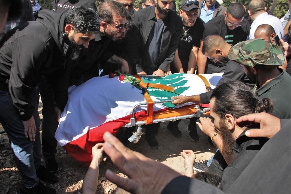 10月14日，黎巴嫩南部希亞姆鎮(zhèn)，黎巴嫩記者和民眾為在以色列轟炸中死亡的攝影記者伊薩姆·阿卜杜拉送葬。新華社發(fā)（塔希爾·阿布·哈姆丹攝）