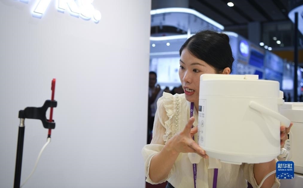 10月15日，參展的工作人員在展臺直播介紹家電產(chǎn)品。新華社記者 鄧華 攝