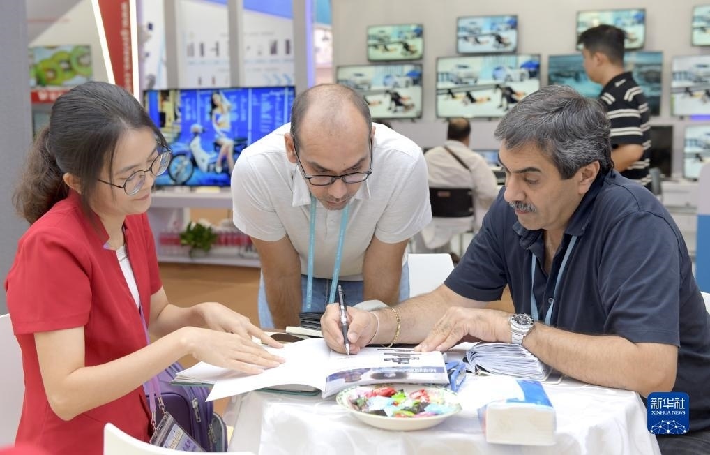 10月15日，客商在廣交會上洽談業(yè)務(wù)。新華社記者 盧漢欣 攝