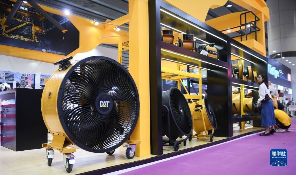 10月15日，參觀者在了解一家美國參展商的產(chǎn)品。新華社記者 鄧華 攝