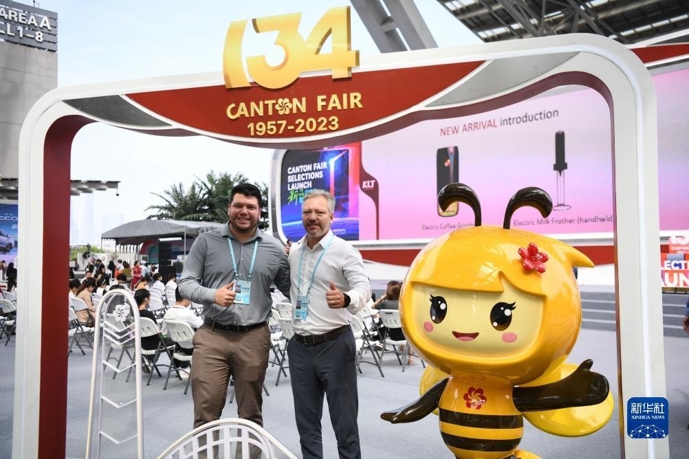 10月15日，來自巴西的采購商在廣交會上合影。新華社記者 鄧華 攝