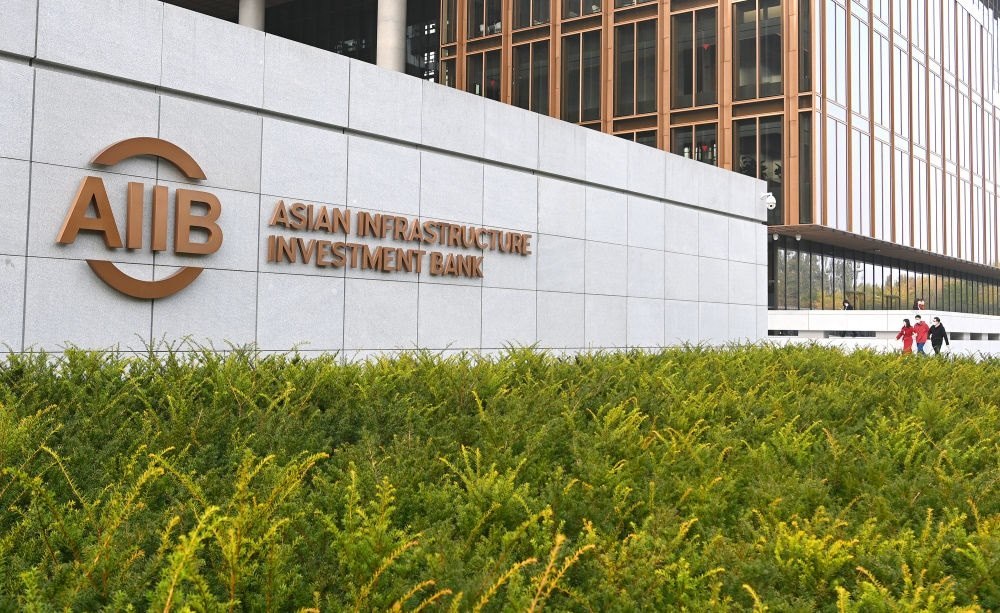 這是亞洲基礎(chǔ)設(shè)施投資銀行（亞投行）標(biāo)志（2021年10月25日攝）。新華社記者 李賀 攝