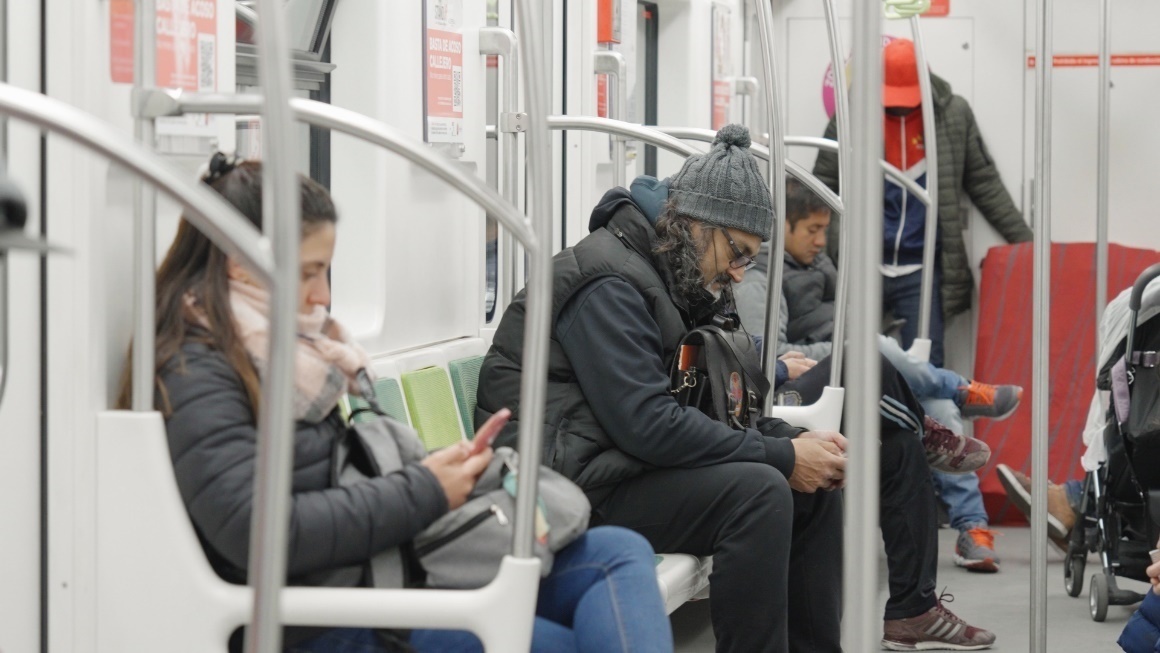 阿根廷布宜諾斯艾利斯市，乘客們乘坐A線地鐵從郊區(qū)前往市內(nèi)。人民網(wǎng)記者 張若涵攝