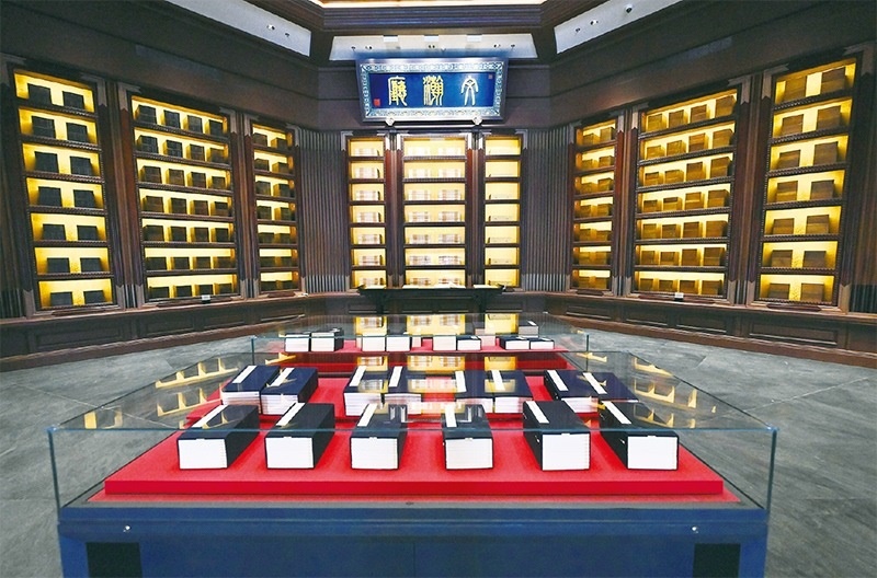 建設(shè)中國國家版本館，是以習近平同志為核心的黨中央作出的重大決策，是文明大國建設(shè)的基礎(chǔ)工程，是功在當代、利在千秋的標志性文化工程，充分體現(xiàn)了我們黨傳承發(fā)展中華文化的高度自覺、汲取歷史智慧更好走向未來的歷史主動。圖為2023年5月拍攝的中國國家版本館中央總館文瀚廳。 新華社發(fā)