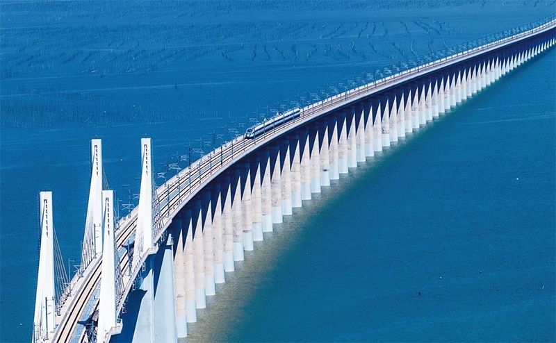 2023年9月28日，中國首條時速350公里跨海高鐵——福廈高鐵正式開通運營。圖為一列運行試驗車組駛過福廈高鐵湄洲灣跨海大橋（9月19日攝，無人機照片）。 新華社記者 魏培全/攝