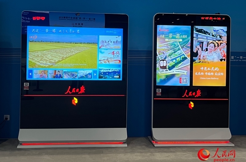 位于新聞中心的人民日?qǐng)?bào)電子閱報(bào)欄。人民網(wǎng)記者 杜燕飛攝