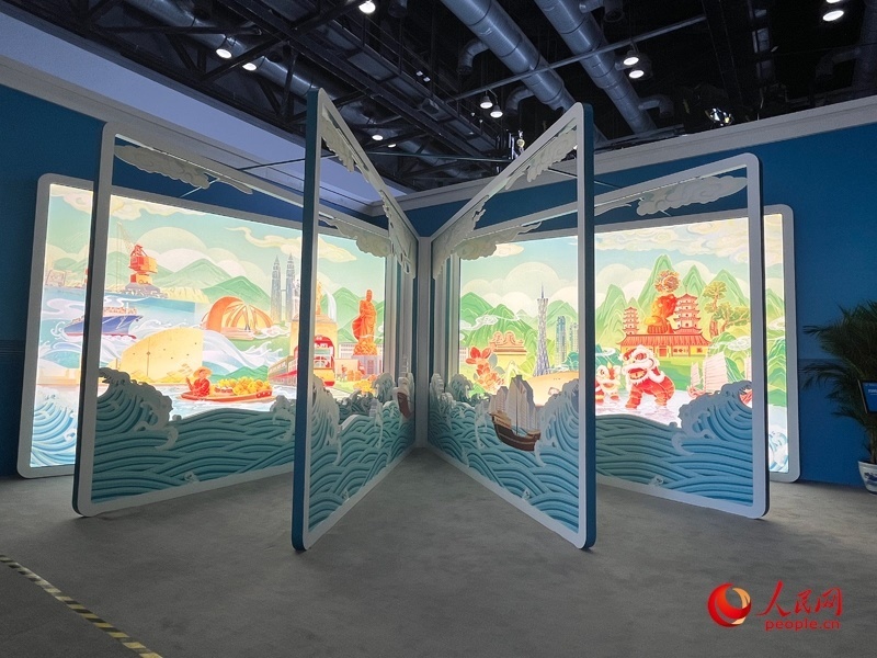 新聞中心媒體公共工作區(qū)兩側(cè)矗立著打開(kāi)的“書(shū)畫(huà)”。人民網(wǎng)記者 杜燕飛攝