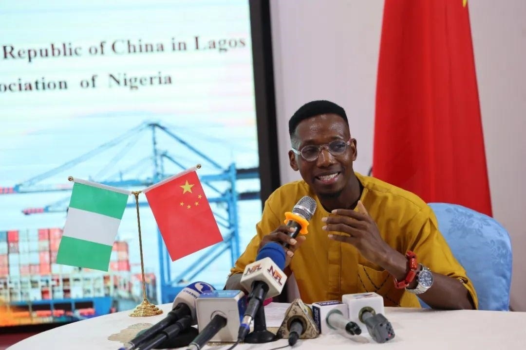 尼日利亞孔子學(xué)院留華同學(xué)會(huì)會(huì)長(zhǎng)吳文仲分享經(jīng)驗(yàn)。駐拉各館總領(lǐng)館供圖