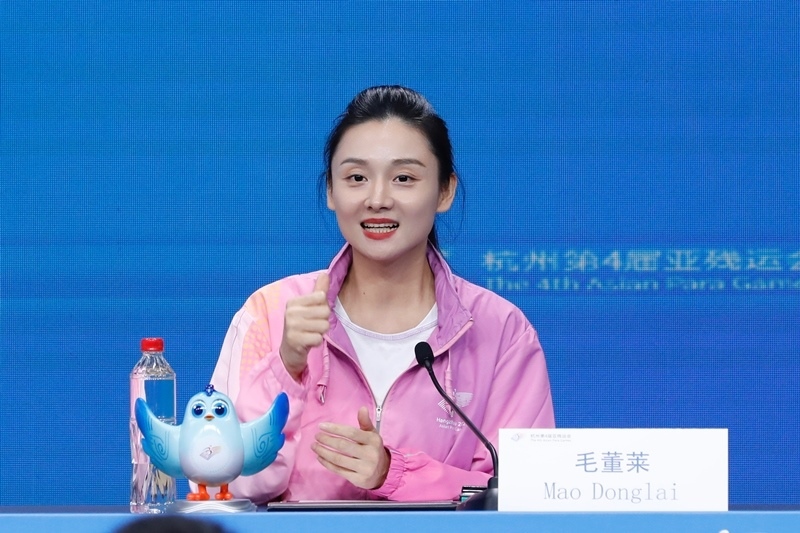 杭州市殘疾人綜合服務(wù)中心干事毛董萊介紹成為亞殘運(yùn)會火炬手的經(jīng)歷。杭州亞殘組委供圖