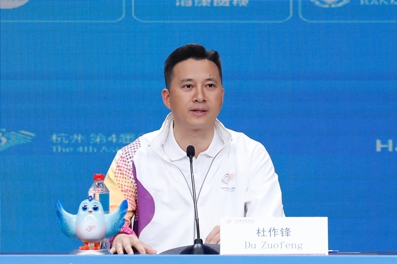 杭州亞殘運(yùn)會火炬?zhèn)鬟f指揮中心副指揮長杜作鋒介紹火炬?zhèn)鬟f工作安排。杭州亞殘組委供圖