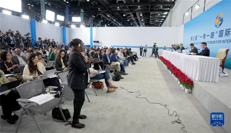 10月16日，第三屆“一帶一路”國際合作高峰論壇新聞中心在北京國家會議中心舉行首場吹風(fēng)會，邀請自然資源部國際合作司和相關(guān)單位負(fù)責(zé)人介紹有關(guān)情況，并回答記者提問。新華社記者 王毓國攝