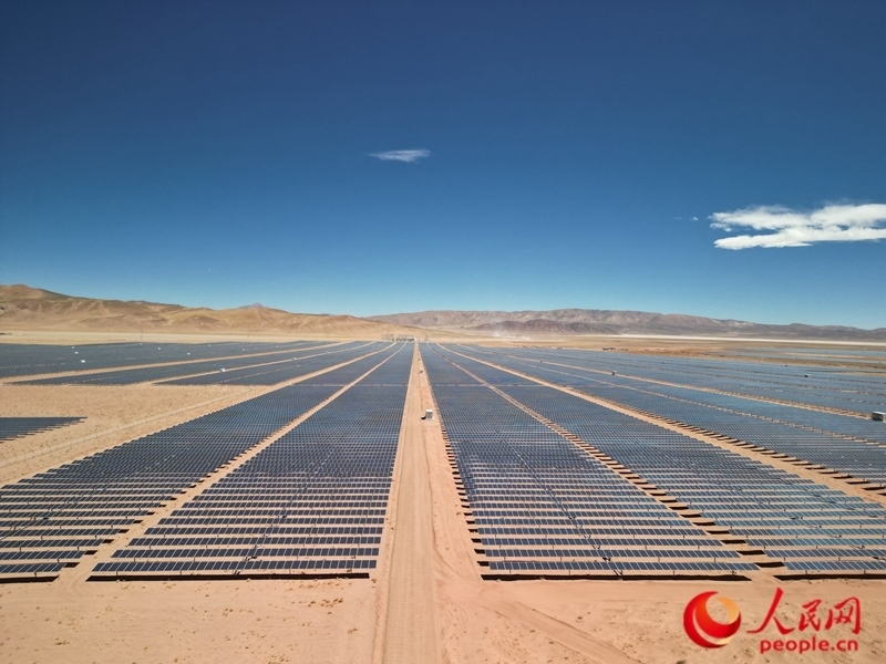 高查瑞光伏電站次第排開的光伏板（局部）。人民網(wǎng)記者 張若涵攝