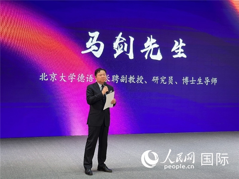 北京大學(xué)德語(yǔ)系長(zhǎng)聘副教授馬劍點(diǎn)評(píng)學(xué)生表現(xiàn)。（攝影：張麗鷗）