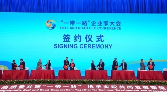 這是10月17日拍攝的簽約儀式現(xiàn)場。當(dāng)日，“一帶一路”企業(yè)家大會在北京召開。（新華社記者王毓國攝）