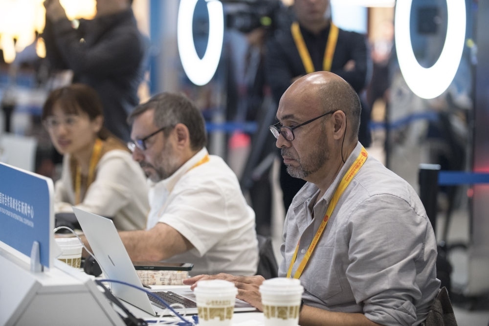 記者在“一帶一路”國際合作高峰論壇新聞中心工作（2023年10月17日攝）。