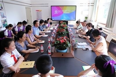 圖⑤：法治宣講結(jié)束后，重慶五中院組織召開座談會，聽取人大代表和朵力小學(xué)教師、家長代表對法院未成年人保護工作的意見建議。