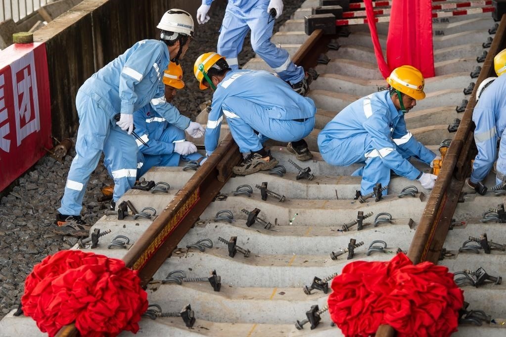 3月31日，在印度尼西亞雅加達(dá)雅萬高鐵哈利姆車站，工人鋪設(shè)雅萬高鐵全線最后一根鋼軌。