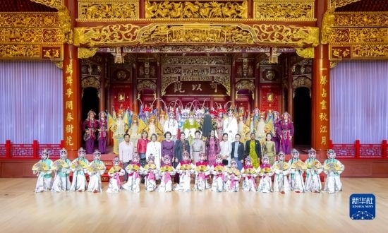  10月18日上午，國(guó)家主席習(xí)近平夫人彭麗媛邀請(qǐng)出席第三屆“一帶一路”國(guó)際合作高峰論壇的外方領(lǐng)導(dǎo)人夫人參觀中國(guó)工藝美術(shù)館（中國(guó)非物質(zhì)文化遺產(chǎn)館）。這是彭麗媛同外方領(lǐng)導(dǎo)人夫人與文藝演出演職人員合影。新華社記者 丁林 攝