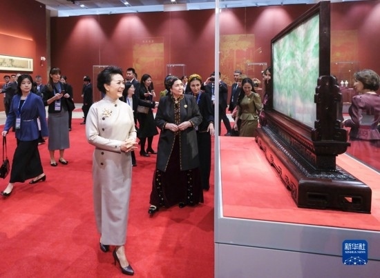  10月18日上午，國(guó)家主席習(xí)近平夫人彭麗媛邀請(qǐng)出席第三屆“一帶一路”國(guó)際合作高峰論壇的外方領(lǐng)導(dǎo)人夫人參觀中國(guó)工藝美術(shù)館（中國(guó)非物質(zhì)文化遺產(chǎn)館）。這是彭麗媛同外方領(lǐng)導(dǎo)人夫人參觀展品。新華社記者 丁林 攝