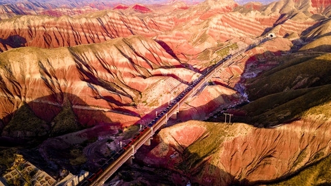 穿越丹霞地貌的火車。蘭州局集團公司融媒體中心供圖