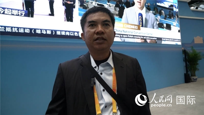 印尼《辛加朗綜合日?qǐng)?bào)》記者班邦·蘇利斯提奧（Bambang Sulistio）與記者交談。人民網(wǎng) 楊春燕攝