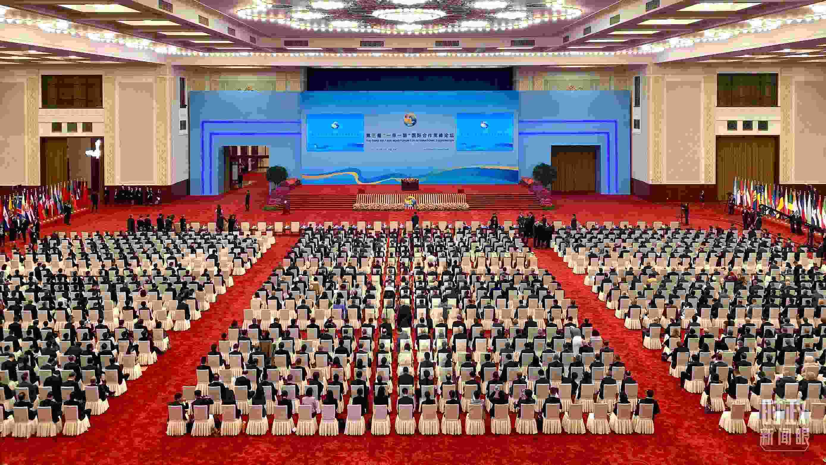 △人民大會(huì)堂宴會(huì)廳。這是開幕式之前的現(xiàn)場(chǎng)。（總臺(tái)央視記者李增仁拍攝）