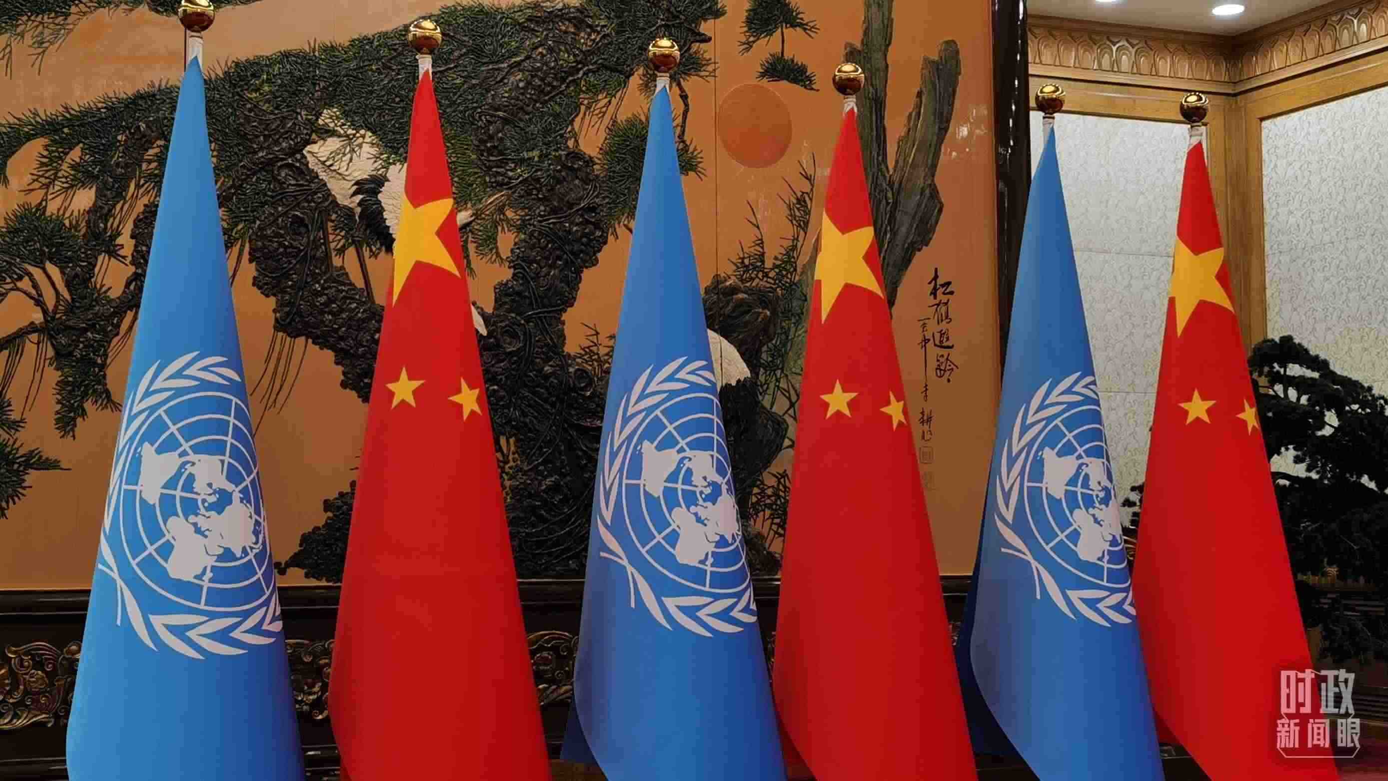 △會(huì)見現(xiàn)場(chǎng)的中國(guó)國(guó)旗和聯(lián)合國(guó)旗。（總臺(tái)央視記者郭鴻拍攝）