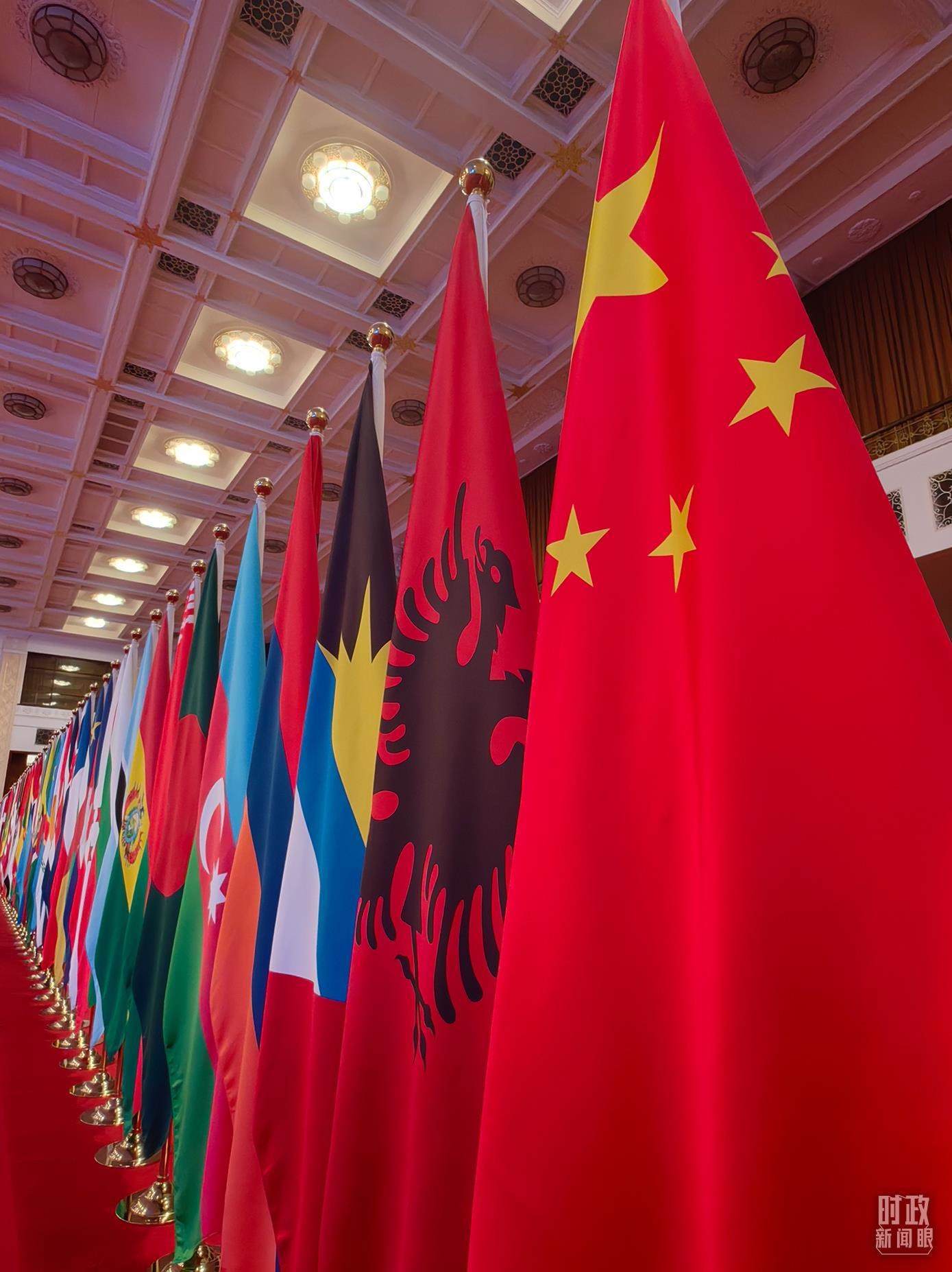 △開幕式會(huì)場(chǎng)內(nèi)整齊排列的旗幟。（總臺(tái)央視記者楊波拍攝）