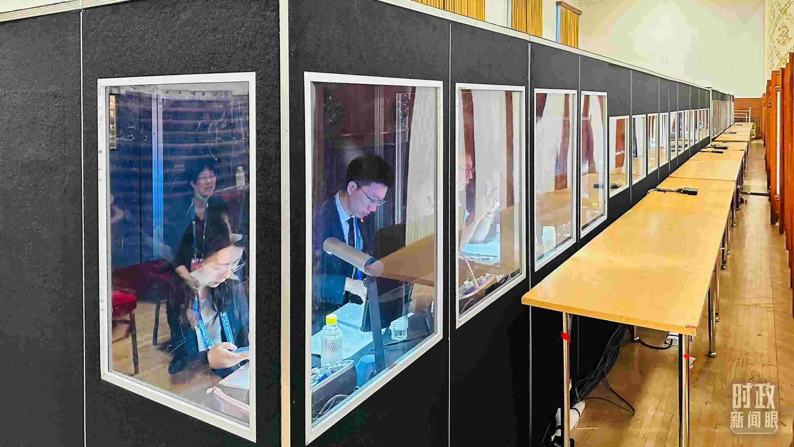 △開幕式現(xiàn)場(chǎng)的多語種同傳間。（總臺(tái)國(guó)廣記者時(shí)冉拍攝）