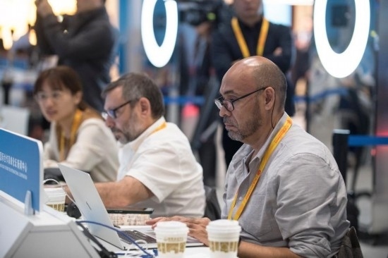 10月17日，記者在“一帶一路”國際合作高峰論壇新聞中心工作。新華社記者 張豪夫 攝