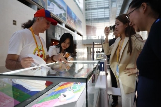 10月16日，參會記者在“一帶一路”國際合作高峰論壇新聞中心參觀展示的中國非物質(zhì)文化遺產(chǎn)展品。新華社記者 陳斌 攝