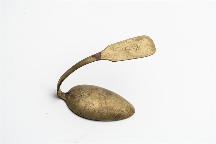 鏨刻“來遠”的湯勺。國家文物局供圖