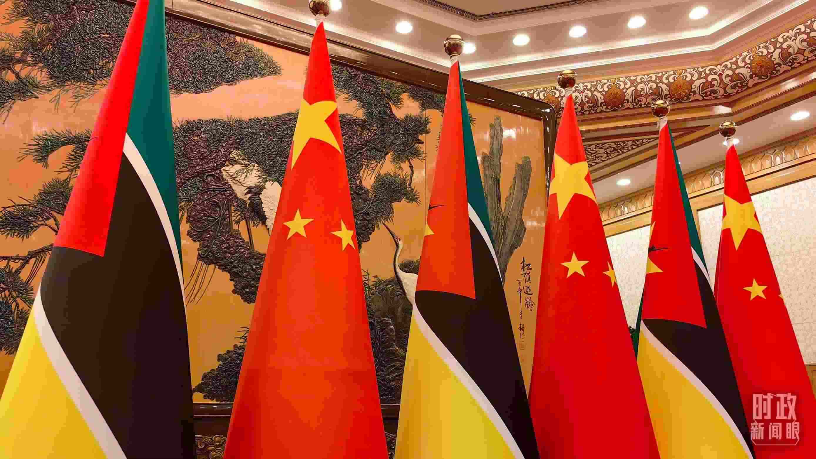 △會(huì)見(jiàn)現(xiàn)場(chǎng)，中國(guó)、莫桑比克兩國(guó)國(guó)旗。（總臺(tái)央廣記者潘毅拍攝）