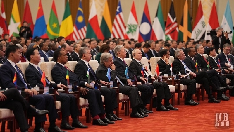 △18日上午，外方領(lǐng)導(dǎo)人在開(kāi)幕式上聆聽(tīng)習(xí)近平主席主旨演講。（總臺(tái)國(guó)廣記者李晉拍攝）