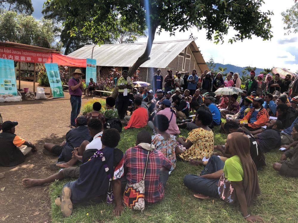 △2020年12月15日，中國專家在巴布亞新幾內(nèi)亞東高地省中國援助巴新菌草和旱稻技術(shù)項目第9期培訓(xùn)班上授課。