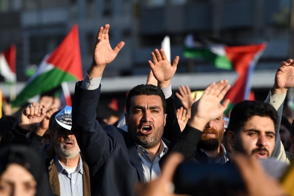 10月18日，人們在伊朗德黑蘭舉行集會。當(dāng)日，突尼斯、土耳其、伊朗等多國民眾舉行集會，表達(dá)對巴勒斯坦人民的支持，并譴責(zé)針對加沙城醫(yī)院的襲擊。新華社記者 沙達(dá)提 攝