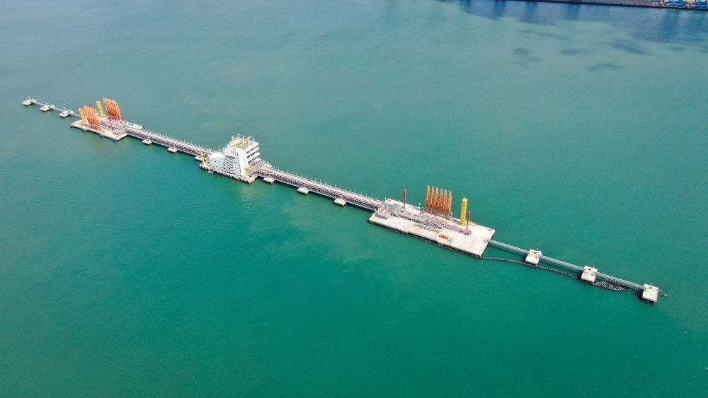 這是肯尼亞蒙巴薩油碼頭（2023年9月20日攝，無人機照片）。新華社發(fā)（中國交通建設股份有限公司肯尼亞蒙巴薩新建油碼頭項目部供圖）