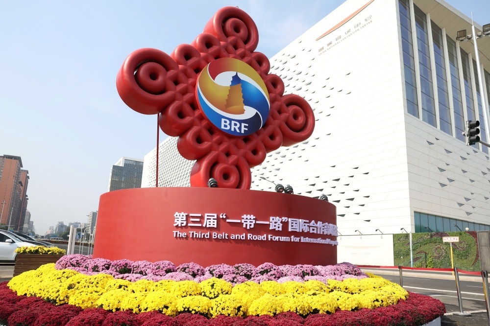 這是在北京國家會議中心附近拍攝的“一帶一路”國際合作高峰論壇景觀布置（2023年10月17日攝）。新華社記者 陳斌 攝