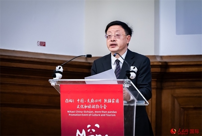 四川省文化和旅游廳廳長(zhǎng)戴允康作文化旅游推介。人民網(wǎng) 郭錦標(biāo)攝