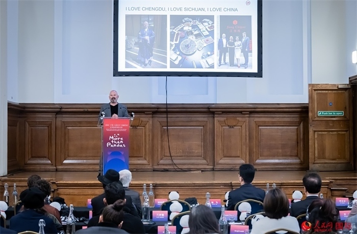 英國(guó)群英創(chuàng)意全球首席執(zhí)行官杰米·撒杰特在現(xiàn)場(chǎng)發(fā)言，分享如何進(jìn)一步提升四川旅游的國(guó)際影響力、吸引更多的英國(guó)游客。人民網(wǎng) 郭錦標(biāo)攝