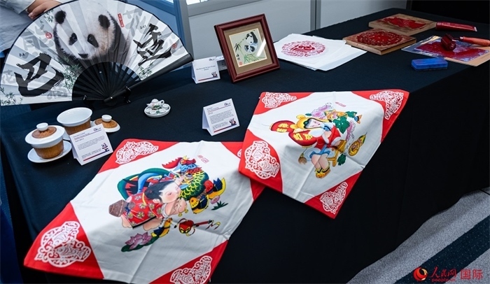 活動(dòng)現(xiàn)場(chǎng)的現(xiàn)場(chǎng)文創(chuàng)展、互動(dòng)體驗(yàn)區(qū)、非遺區(qū)展示。人民網(wǎng) 郭錦標(biāo)攝