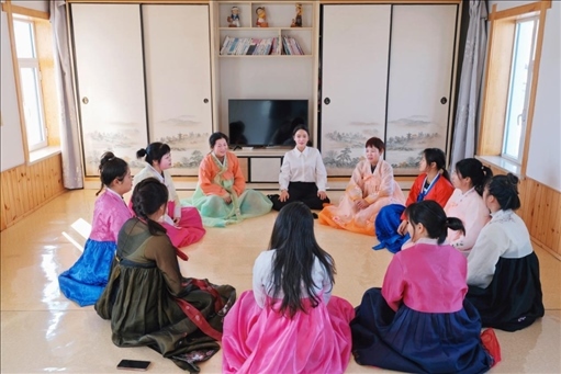 2023年6月，楊麗娜（后中）對擔任民宿管家的光東村村民們進行標準化培訓。（新華社記者金津秀攝）