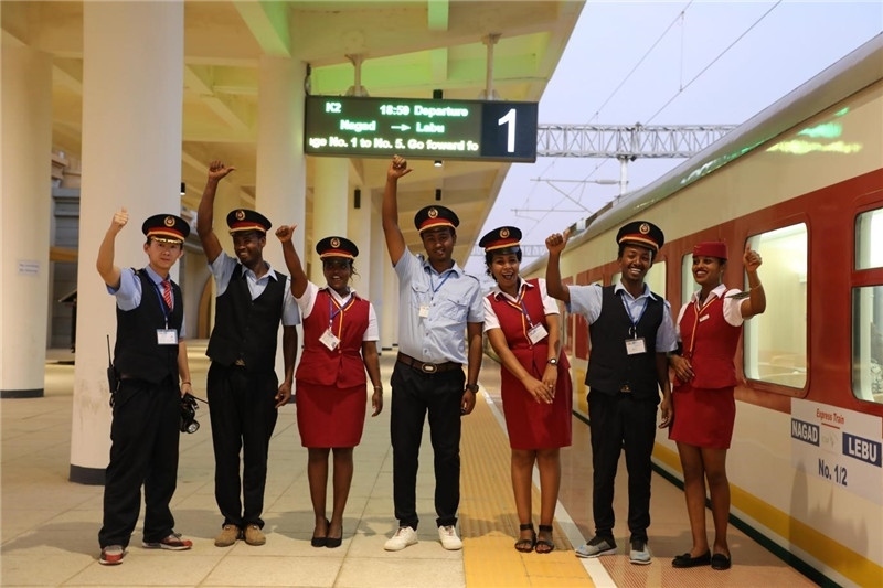 中埃員工組成的亞吉鐵路運營團隊。 中國土木工程集團有限公司供圖