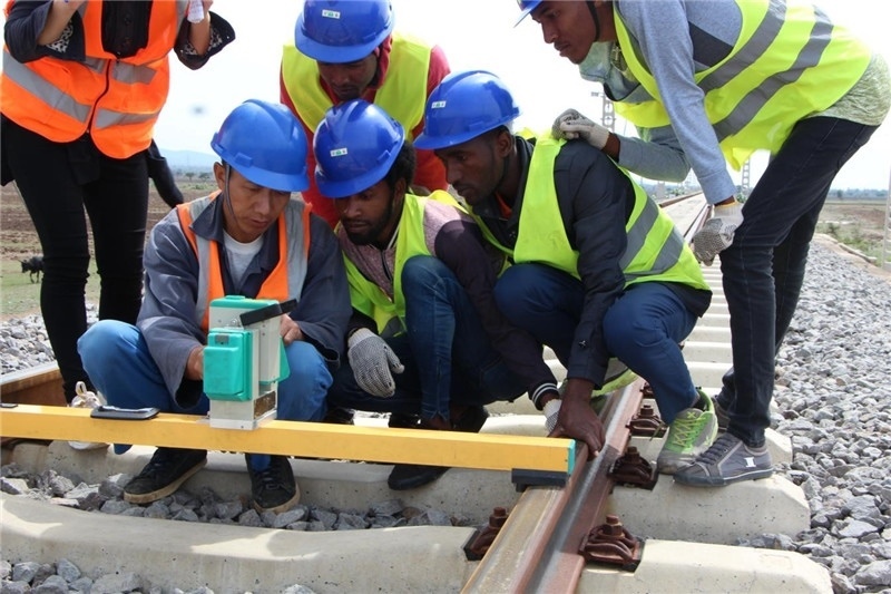 中方員工在鐵路現(xiàn)場培訓(xùn)埃方員工。 中國土木工程集團有限公司供圖
