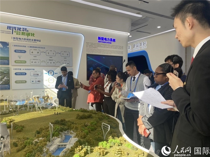 2023“一帶一路”媒體合作論壇聯(lián)合采訪團(tuán)參訪中國能建。人民網(wǎng)記者 于洋攝
